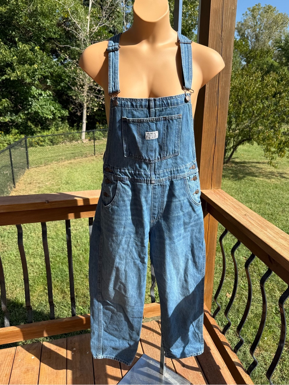 Levi's light blue denim overalls with bib pocket women’s size medium 100% cotton